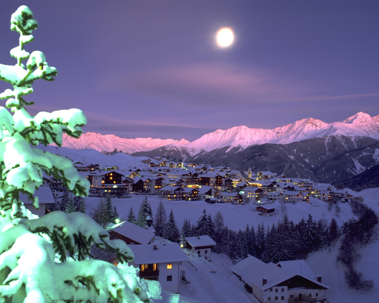 Вечерние огни на горнолыжном курорте Серфаус, Австрия