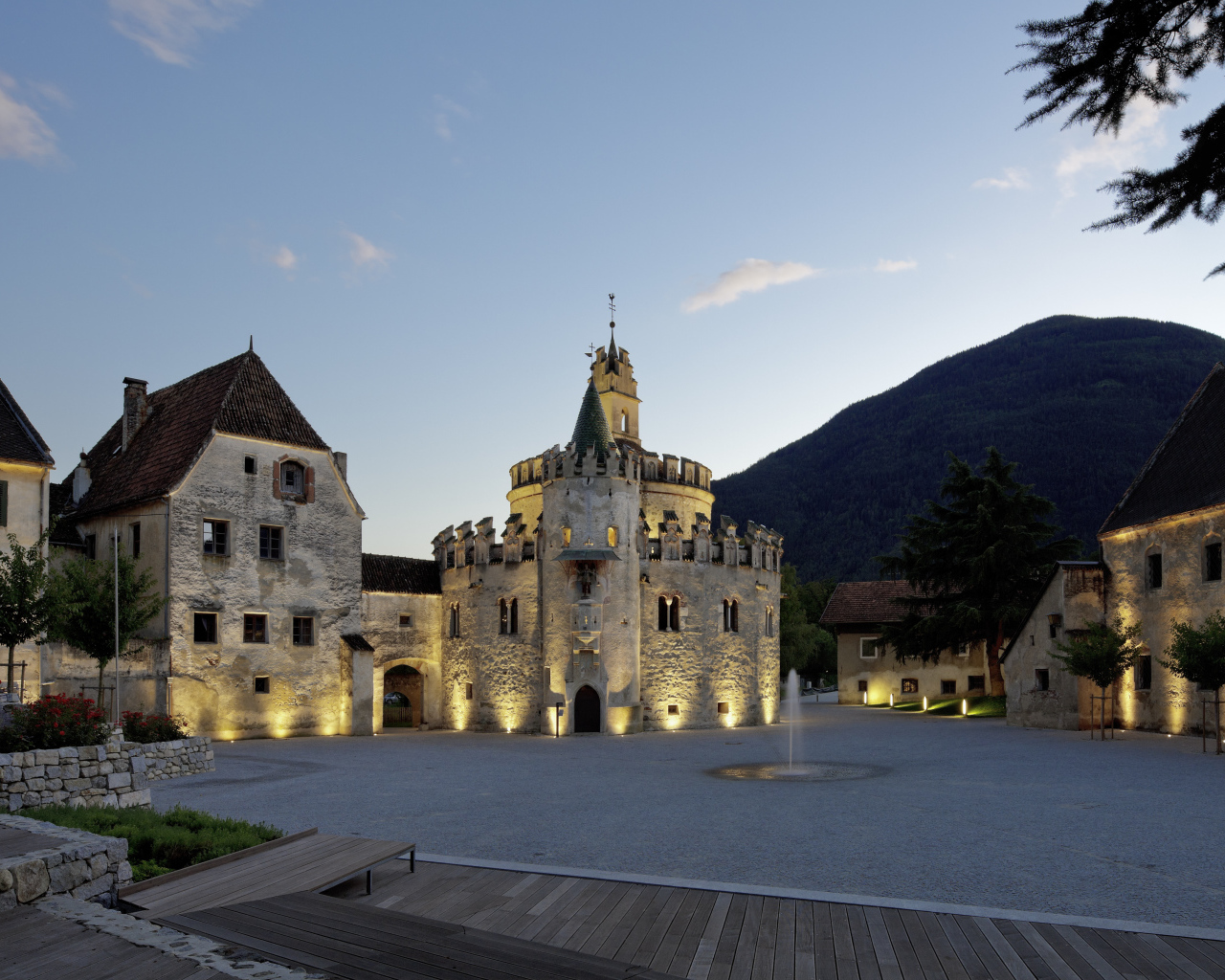 Вечерние огни в городе Нойштифт, Австрия