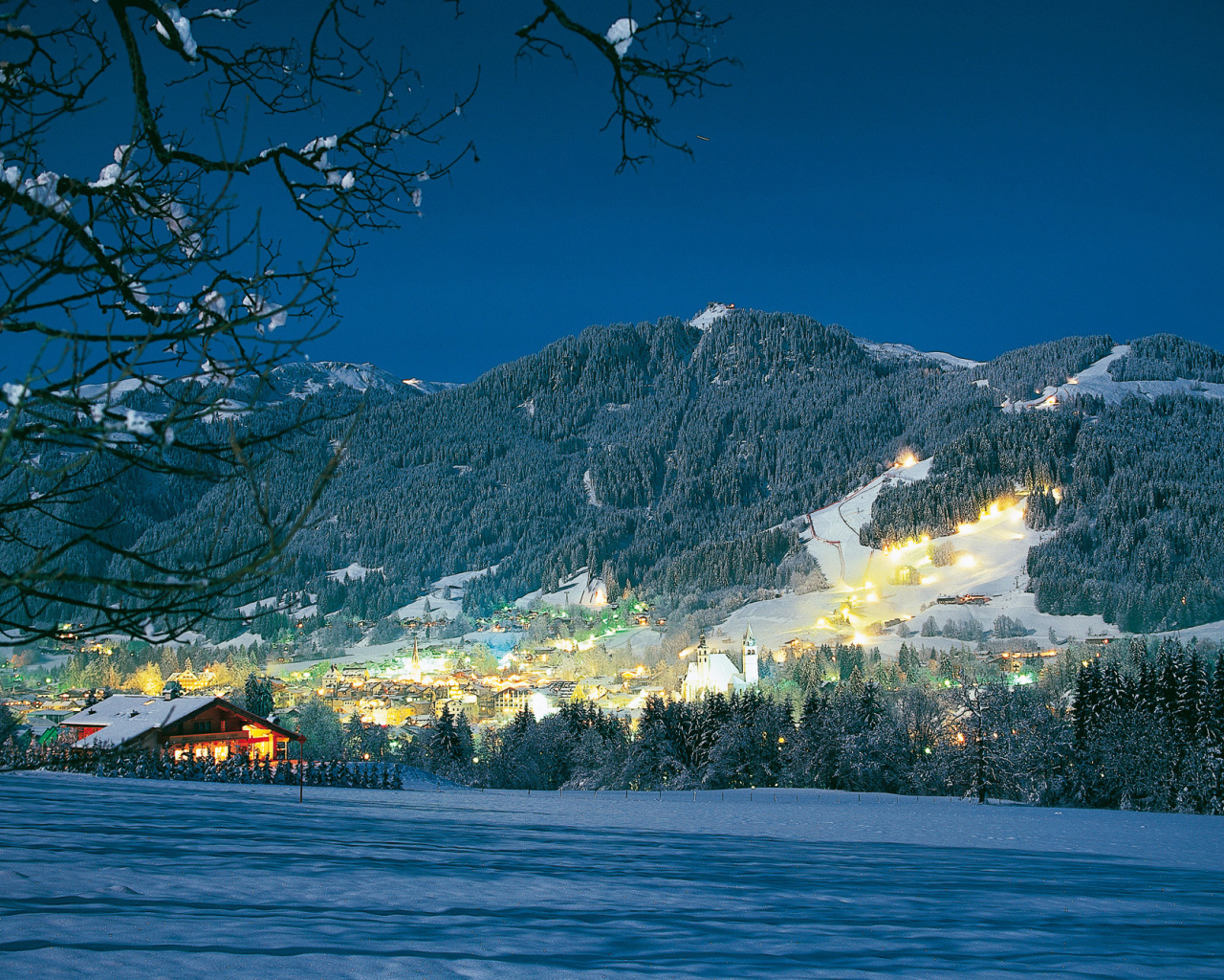 Вечерние огни на курорте Китцбюэль, Австрия