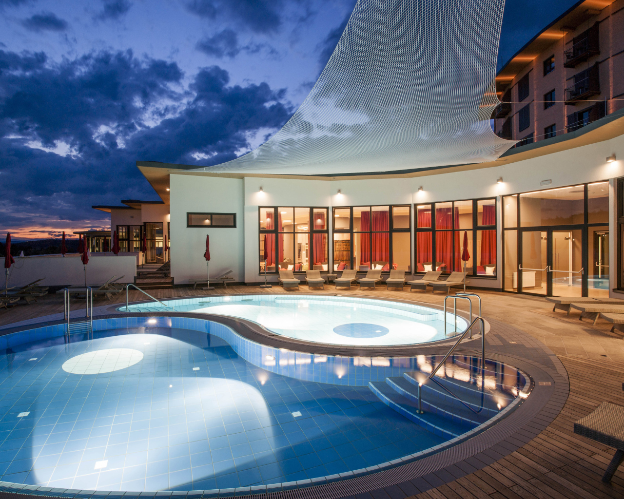 Вечерний бассейн на курорте Бад Татцмансдорф, Австрия