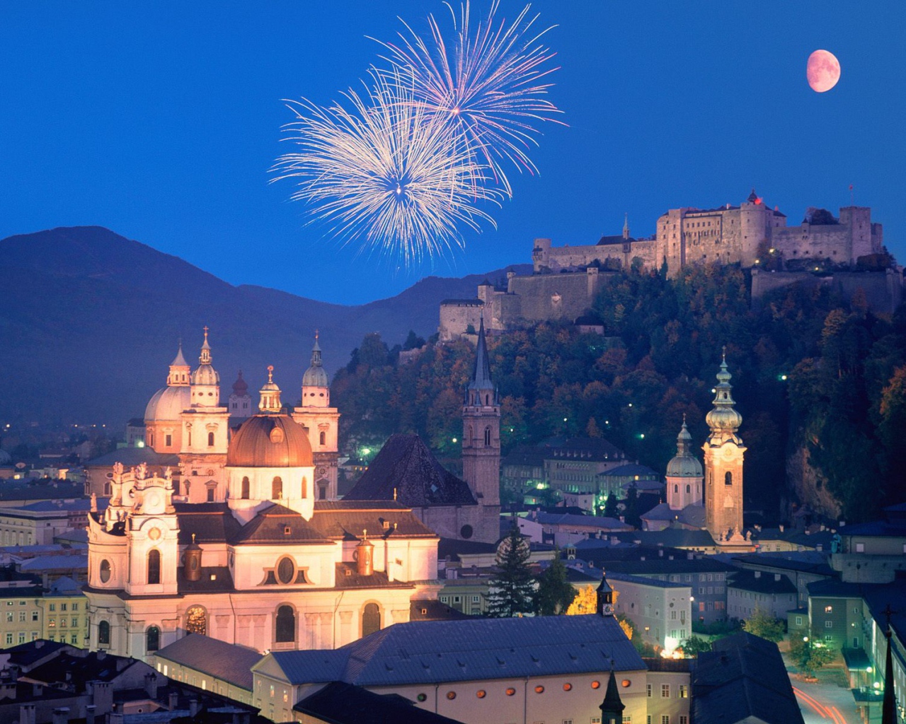 Фейерверк в городе  Зальцбург, Австрия