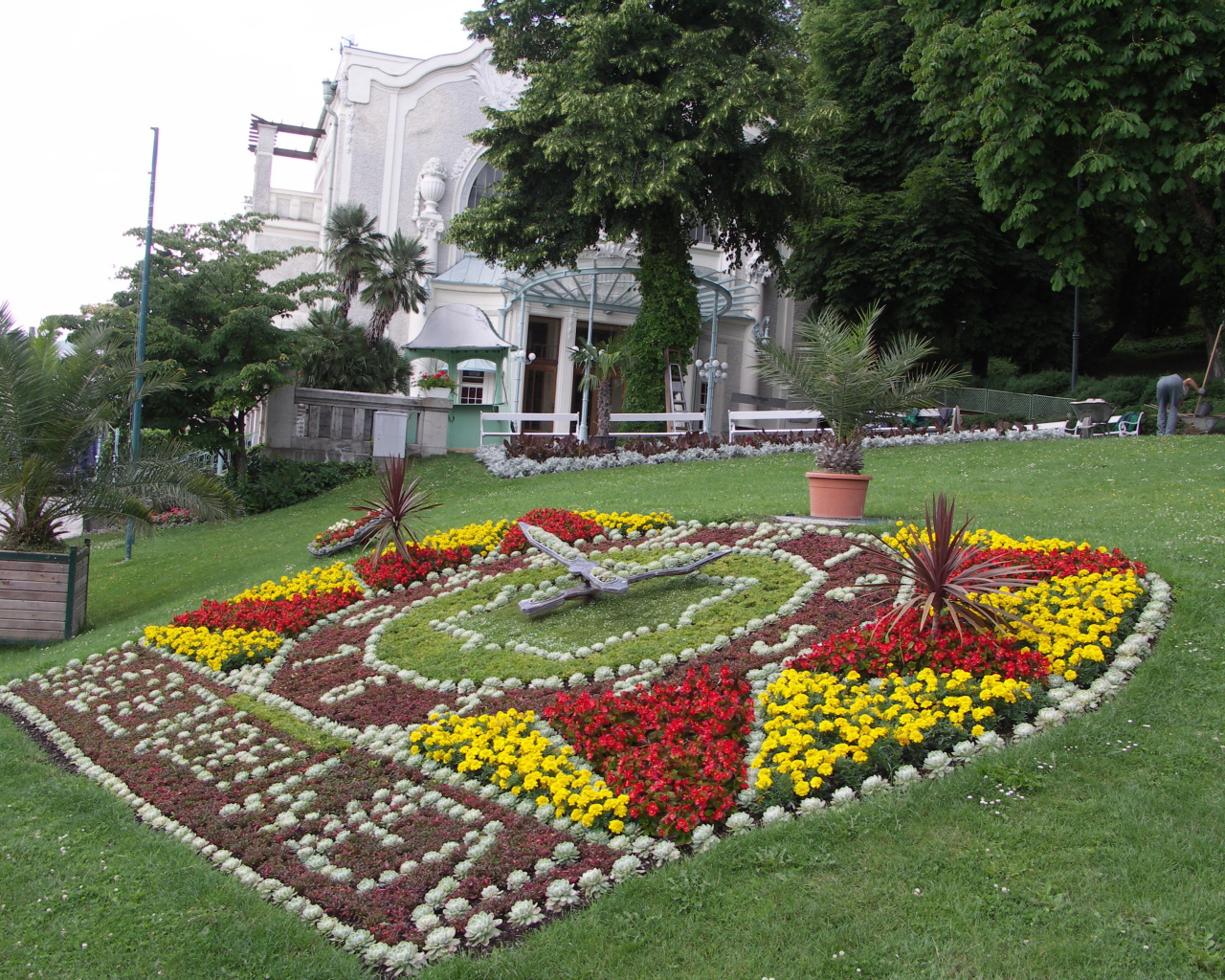 Цветочные часы на курорте Баден, Австрия