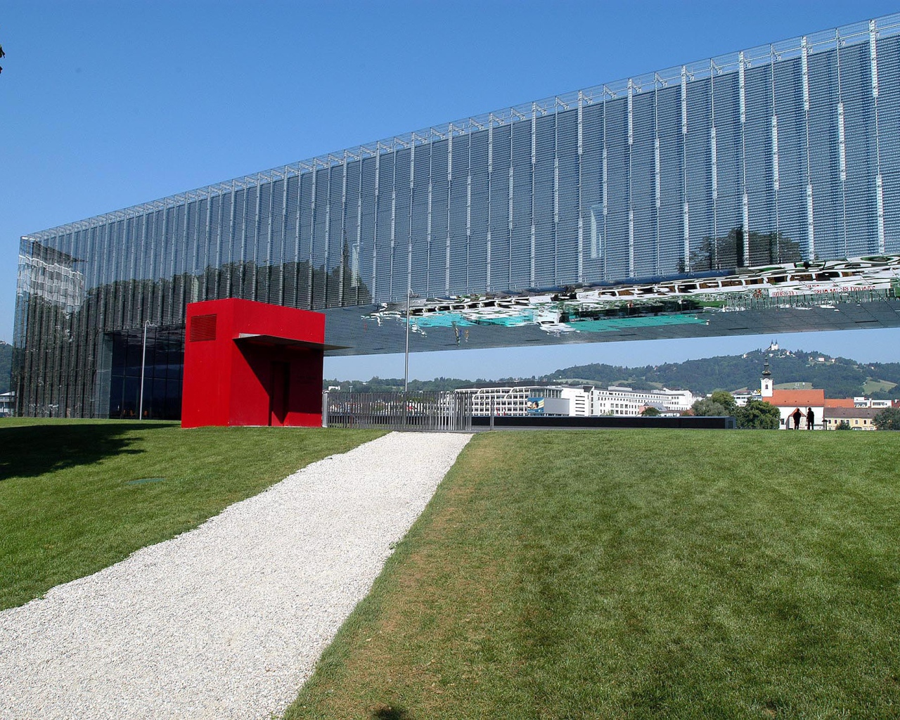 Стеклянное здание в городе Линц, Австрия