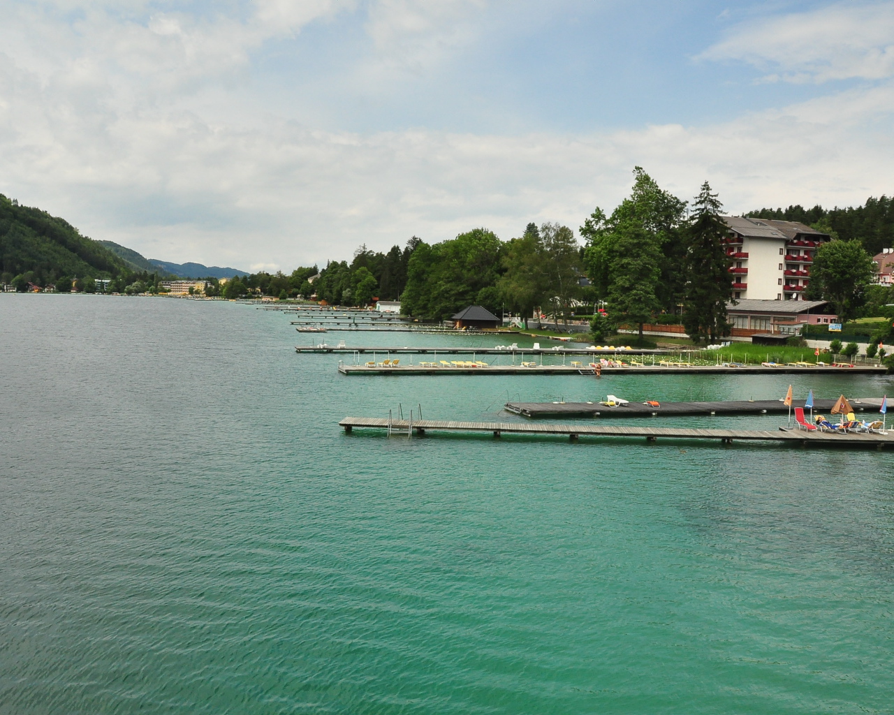 Зеленая вода на озере Клопайнер Зее, Австрия