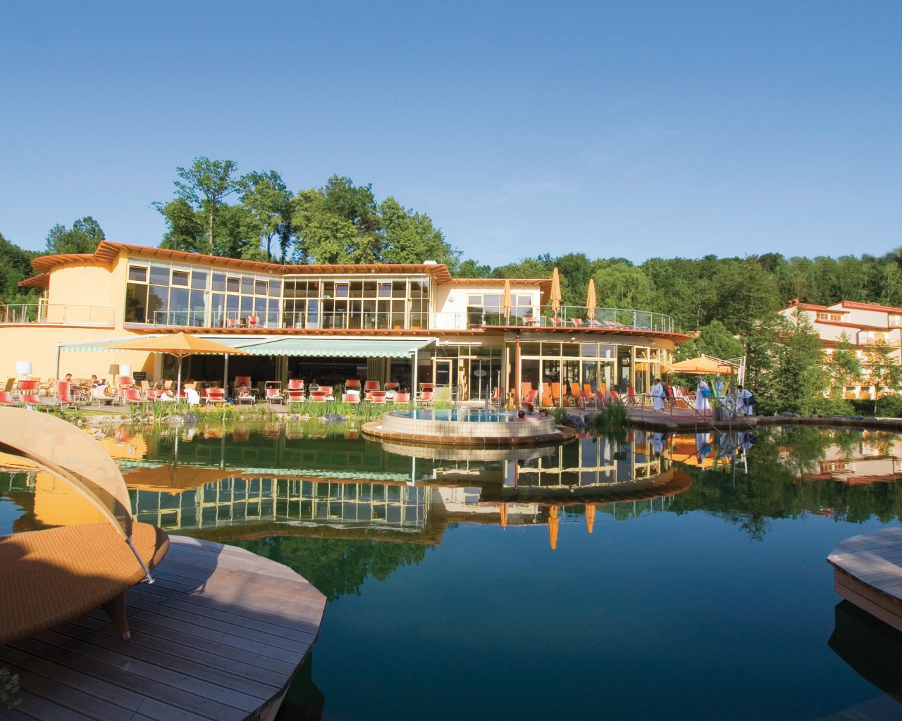 Бассейн в отеле на курорте Бад Лойперсдорф, Австрия