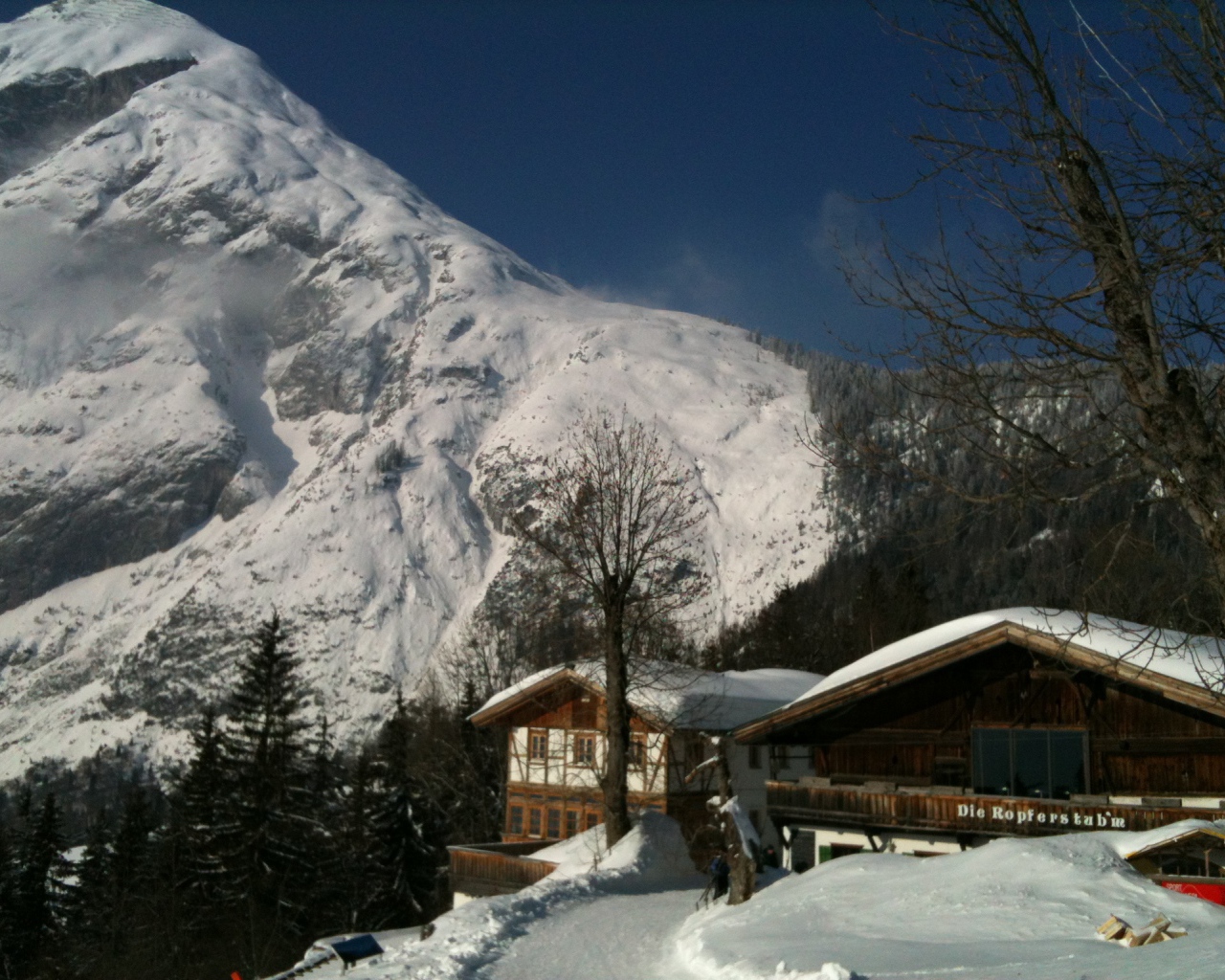 Дом на фоне гор на курорте Тельфс-Бюхен, Австрия