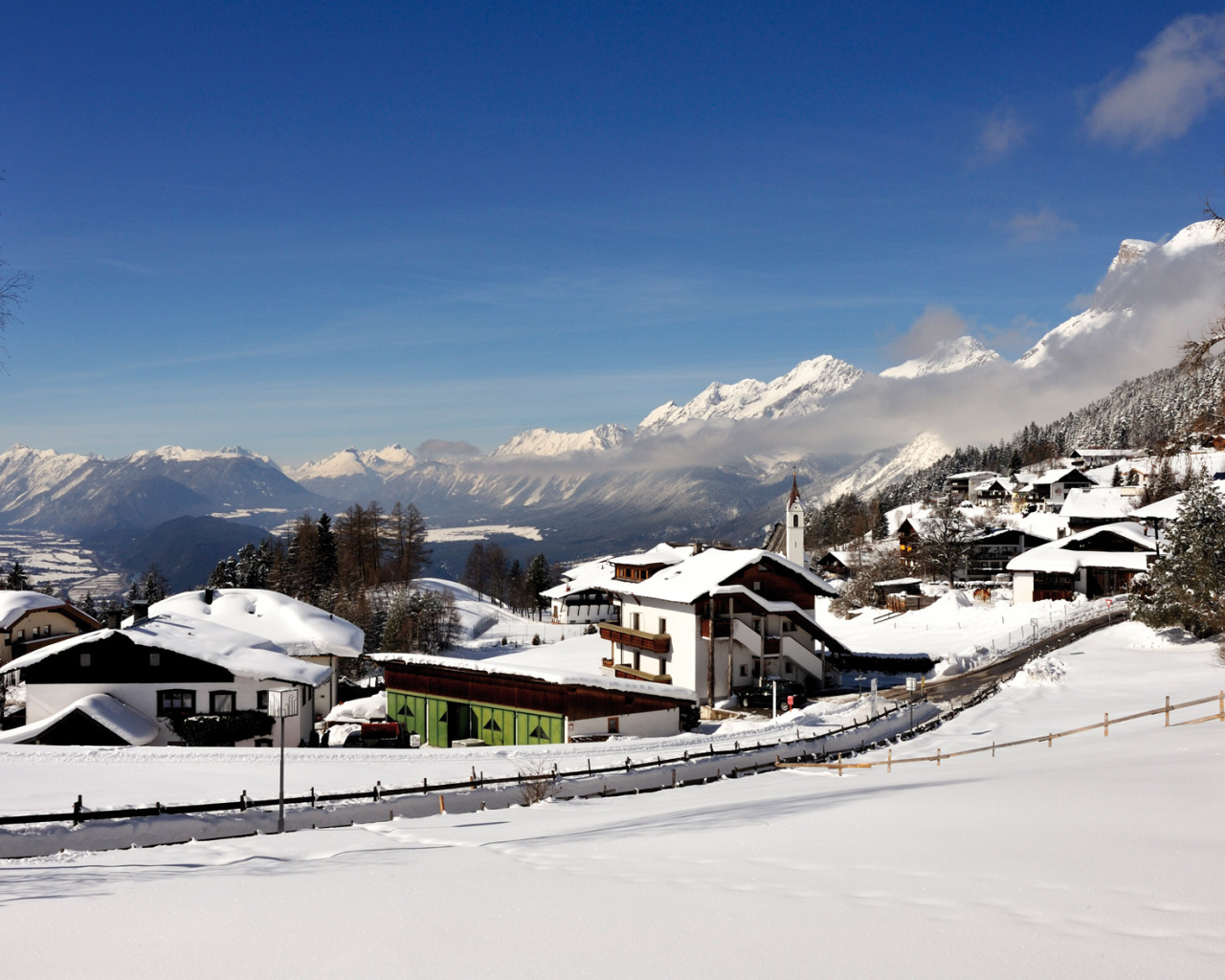 Дома на фоне гор на курорте Зеефельд, Австрия