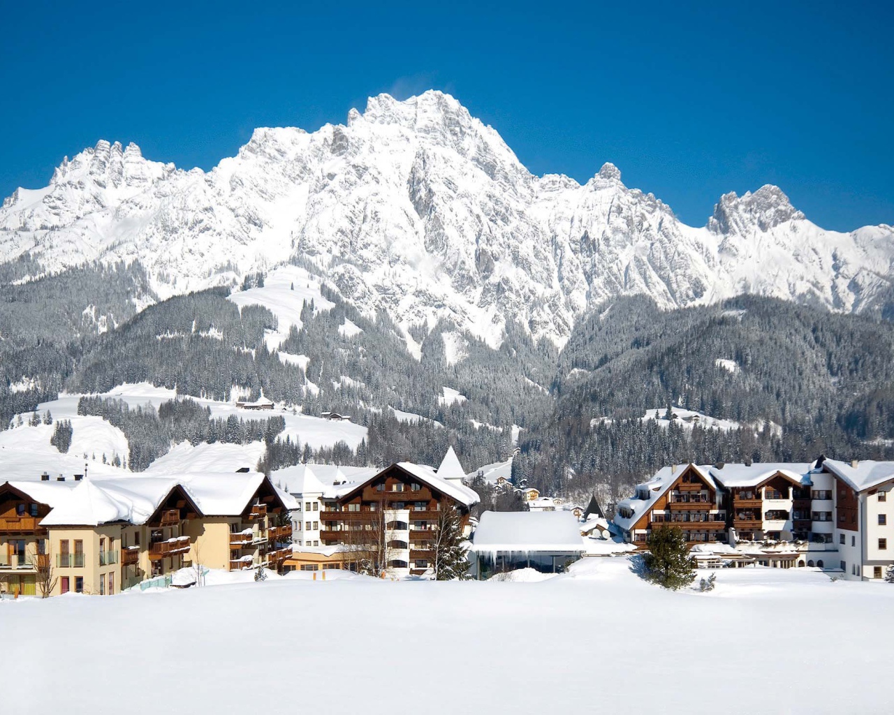 Дома на фоне гор на горнолыжном курорте Заальбах Хинтерглем, Австрия