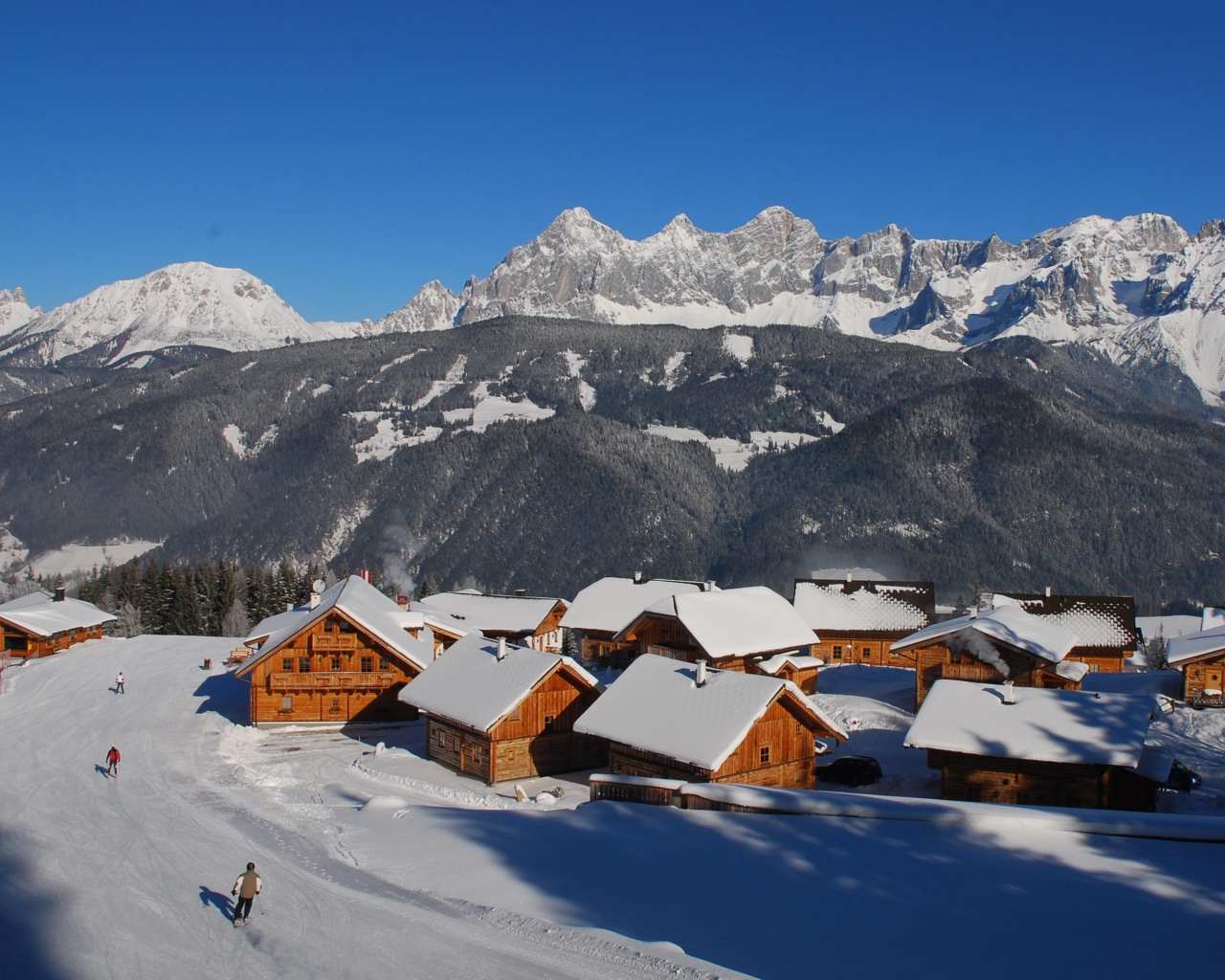 Дома на фоне гор на горнолыжном курорте Шладминг, Австрия