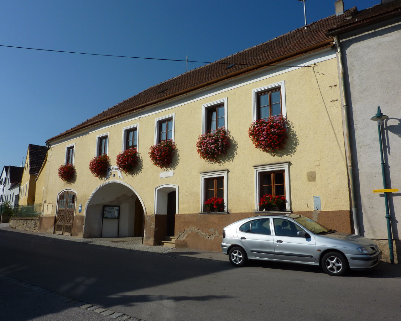 Дом с цветами в городе Лэнгенфельд, Австрия