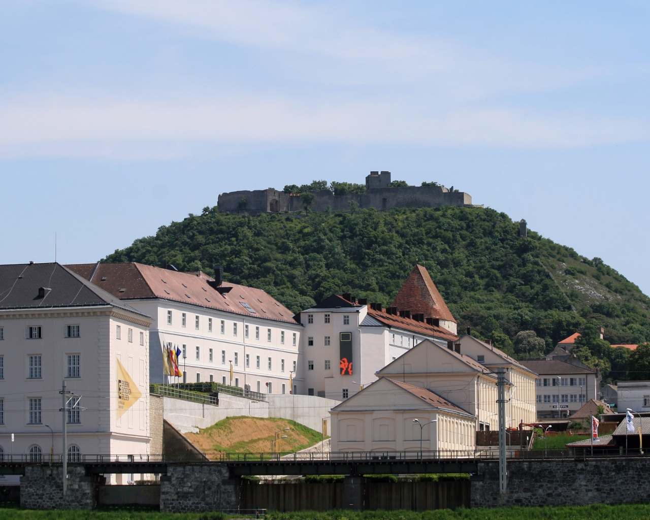 Дома на фоне холма в городе Гайнберг, Австрия
