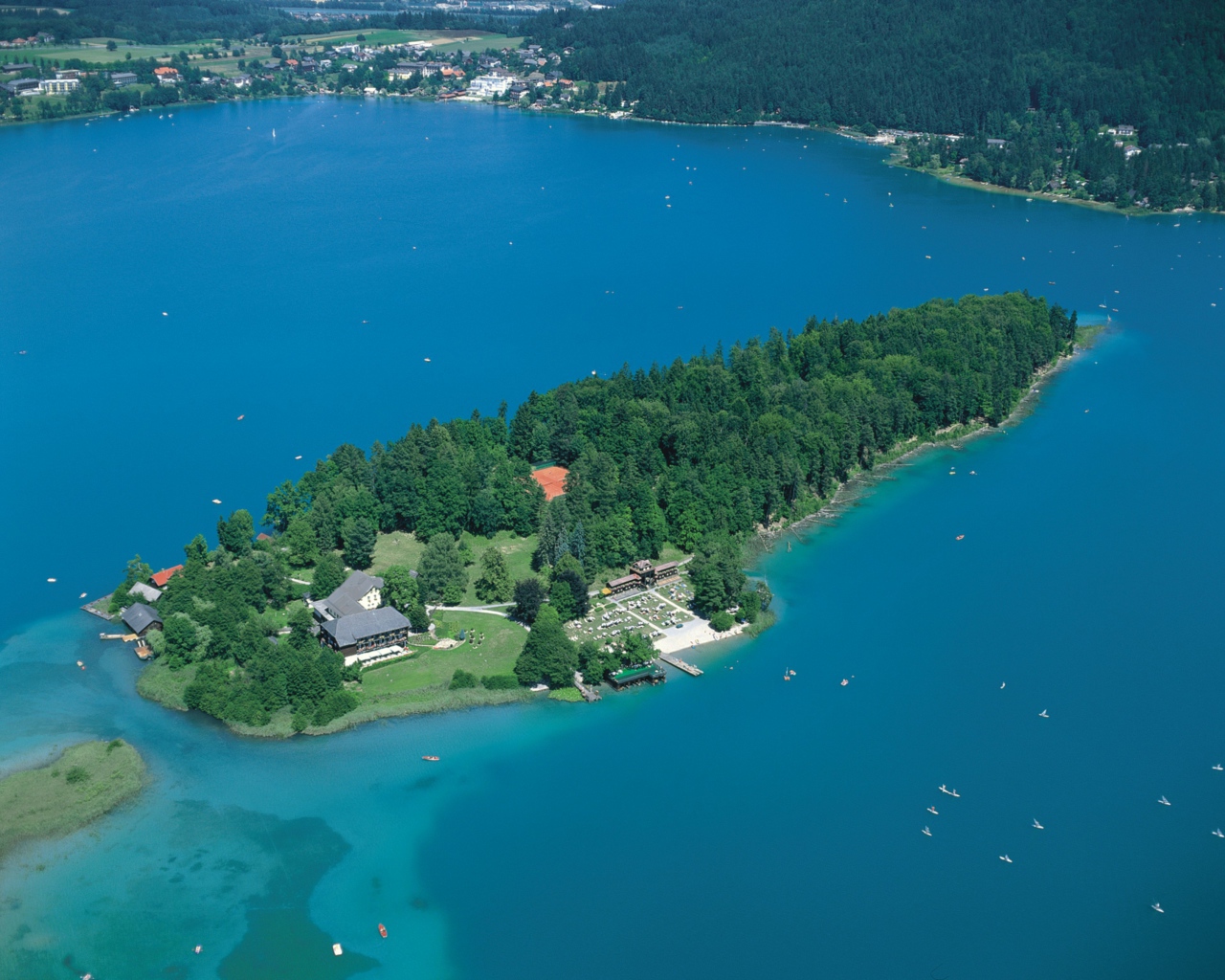 Остров на озере на курорте Фаакер-Зее, Австрия