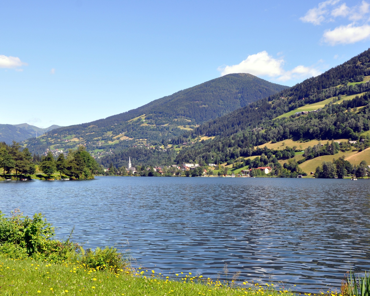 Озеро Клопайнер Зее на фоне гор, Австрия