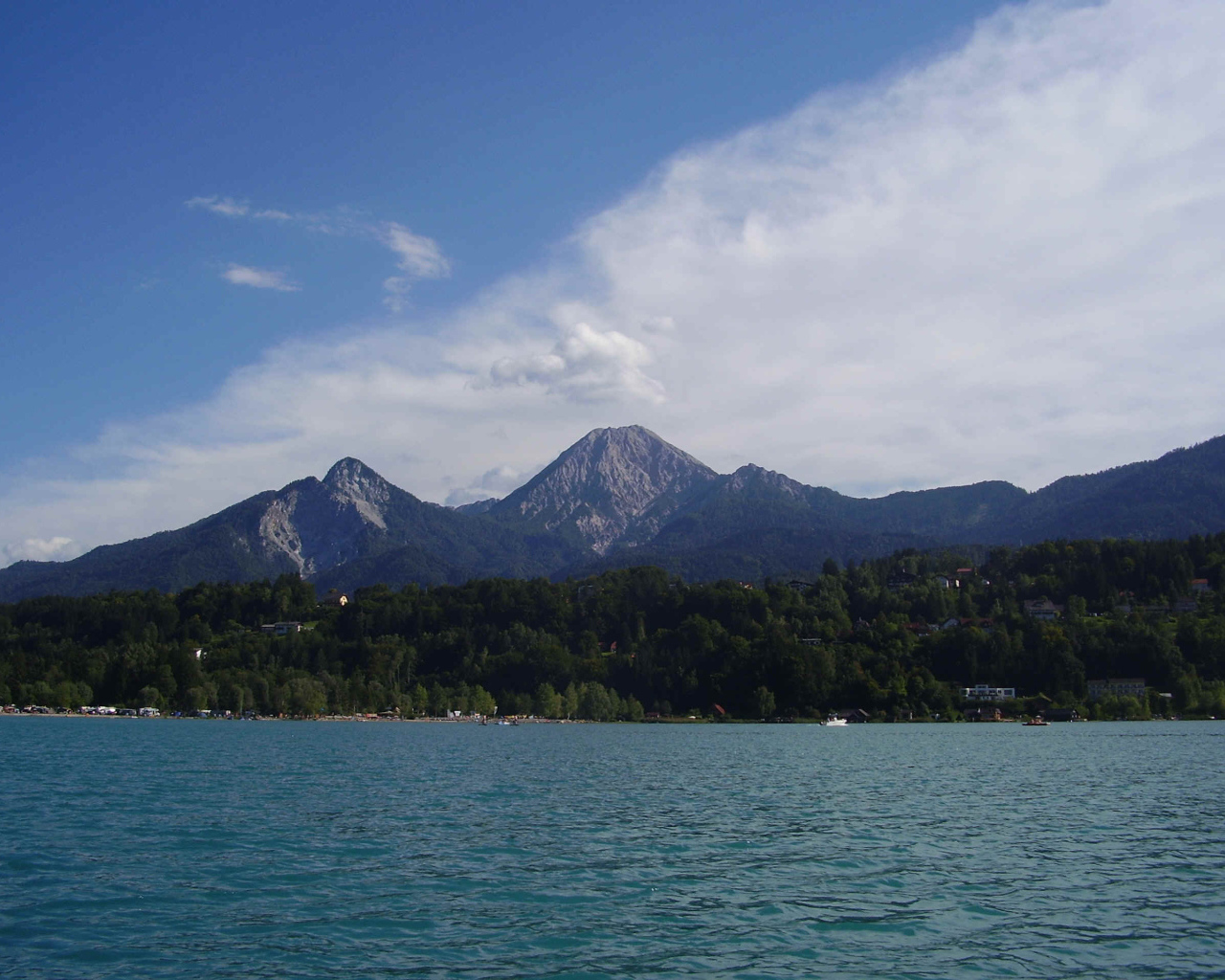 Озеро на фоне гор на курорте Фаакер-Зее, Австрия