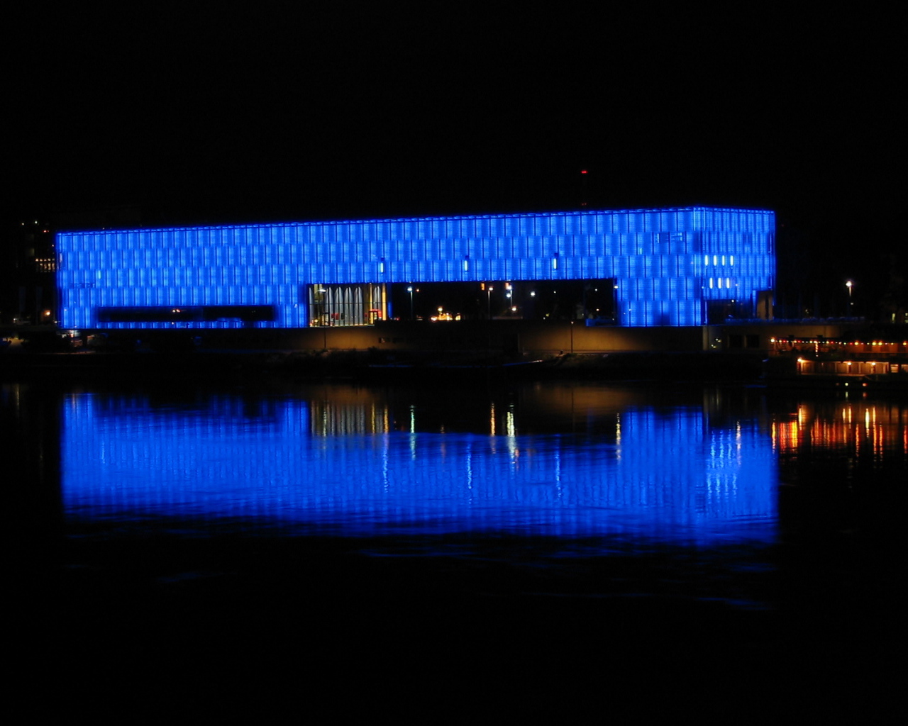 Светящееся здание в городе Линц, Австрия