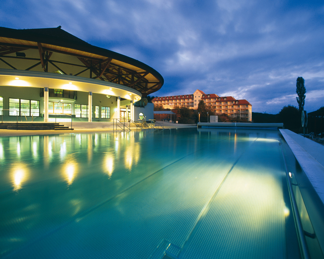 Роскошный бассейн на курорте Бад Татцмансдорф, Австрия