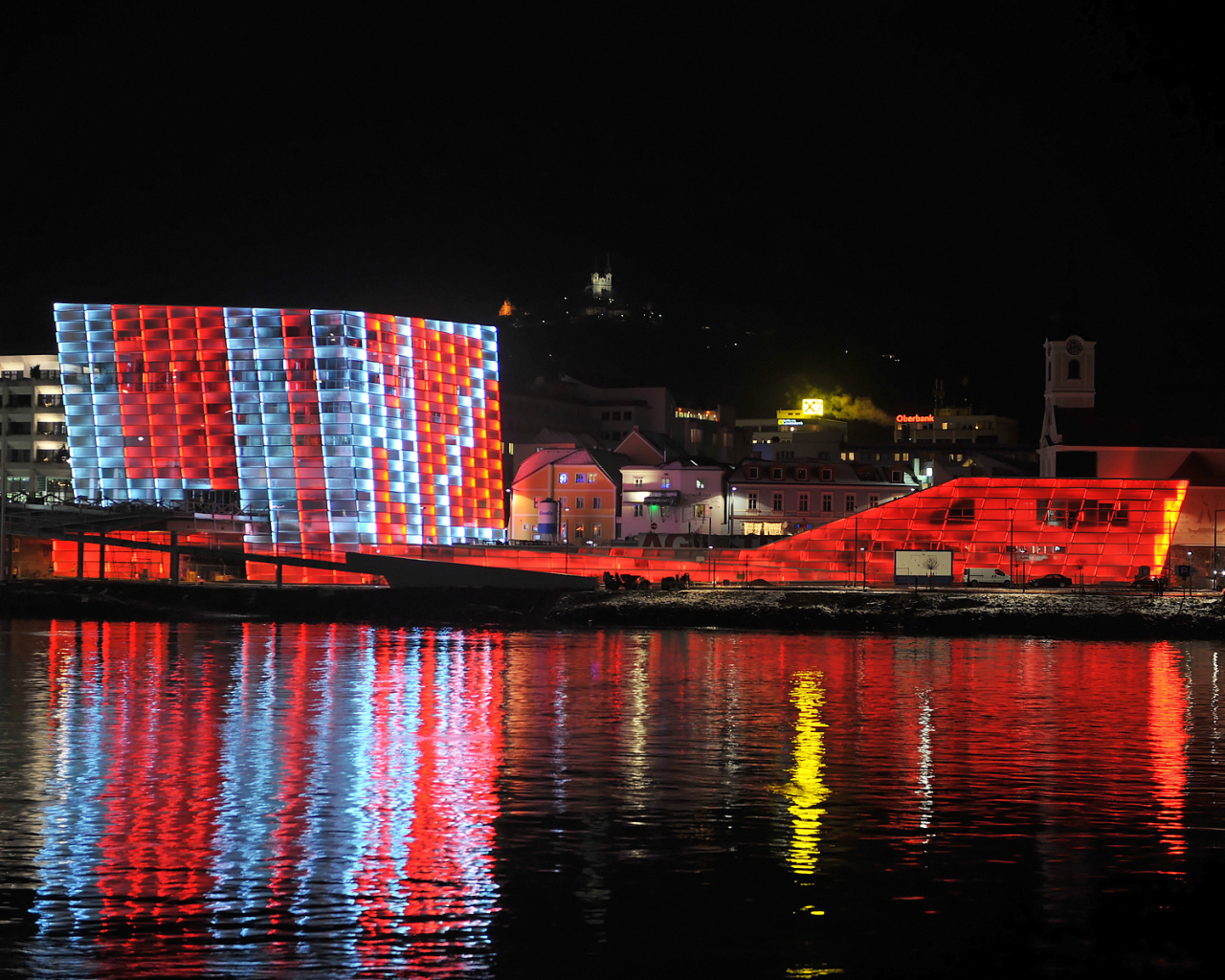 Ночная иллюминация в городе Линц, Австрия