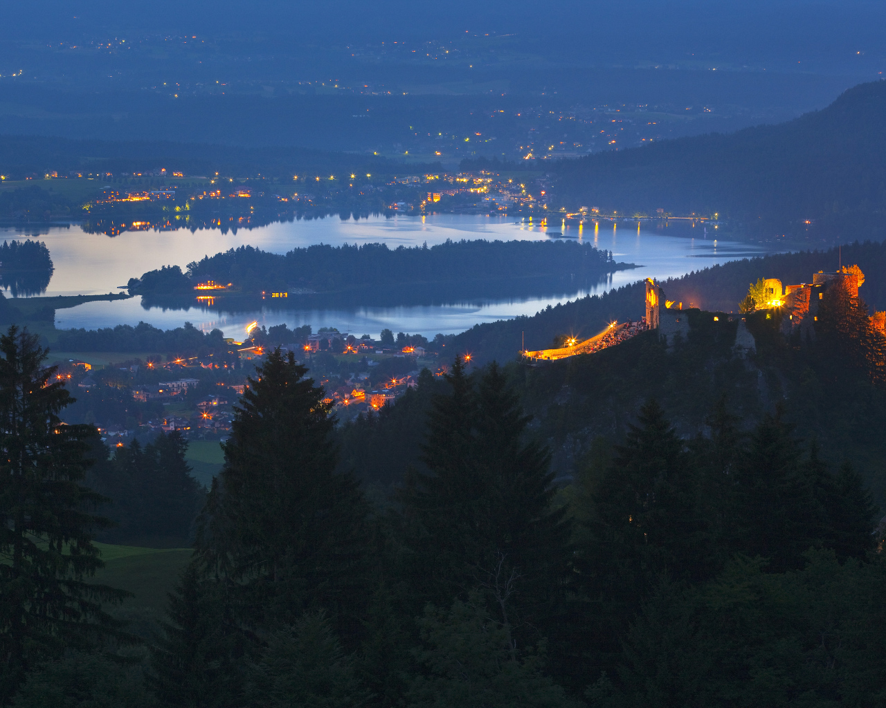Ночные огни на курорте Фаакер-Зее, Австрия