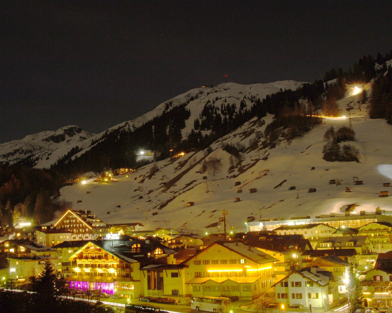 Ночные огни на горнолыжном курорте Сант Антон, Австрия