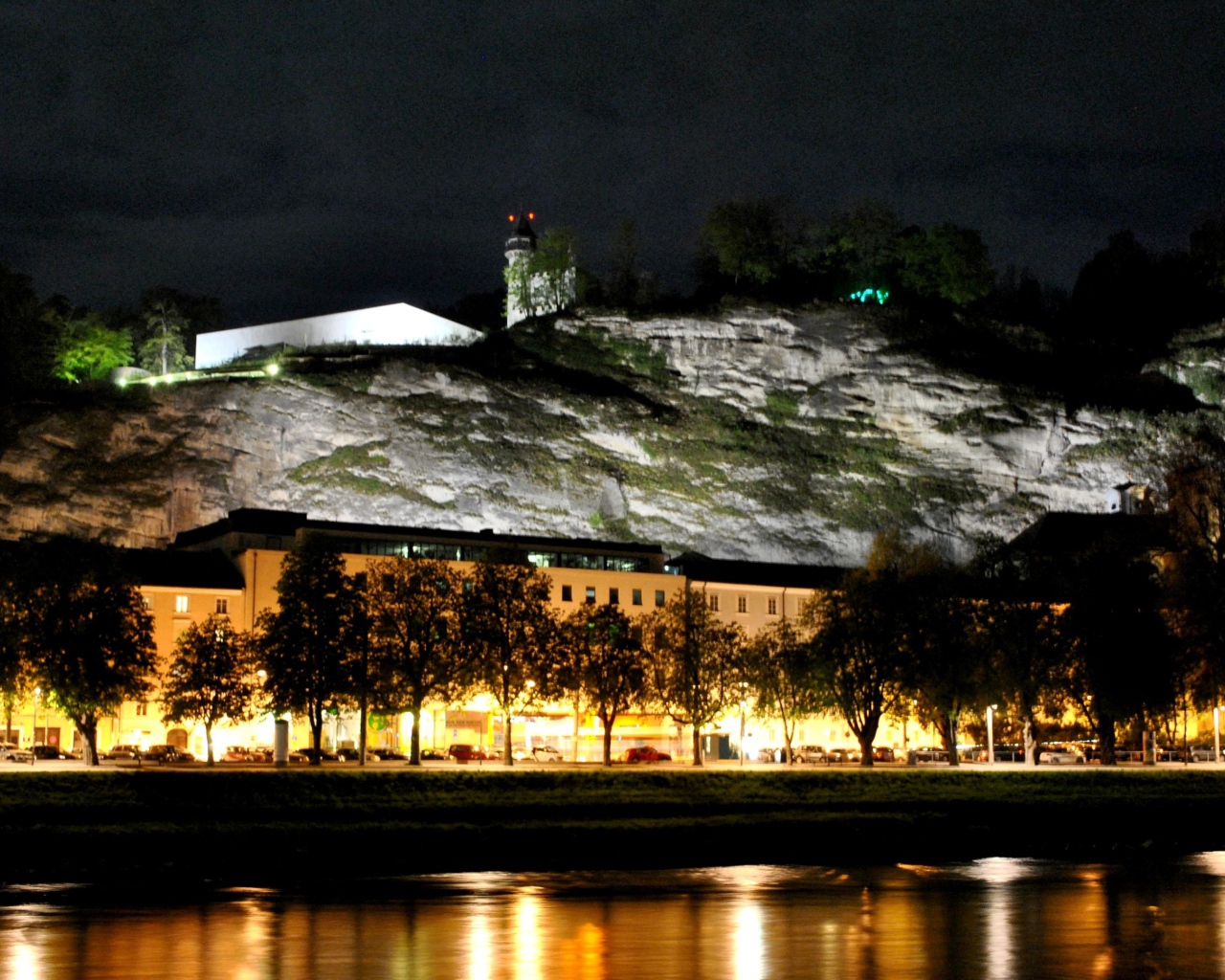 Ночная подсветка в городе  Зальцбург, Австрия