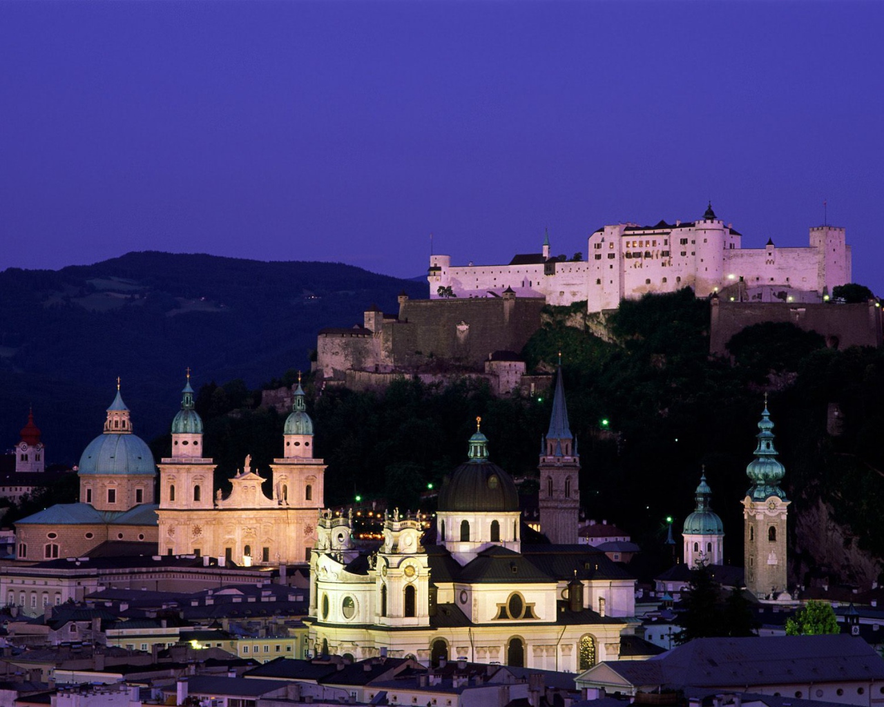 Ночные огни в городе  Зальцбург, Австрия