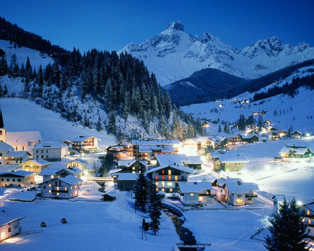 Ночные огни на горнолыжном курорте Ишгль, Австрия