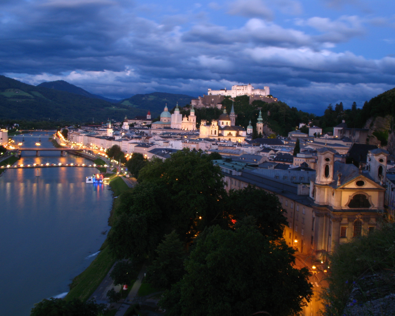 Ночные улицы в городе  Зальцбург, Австрия