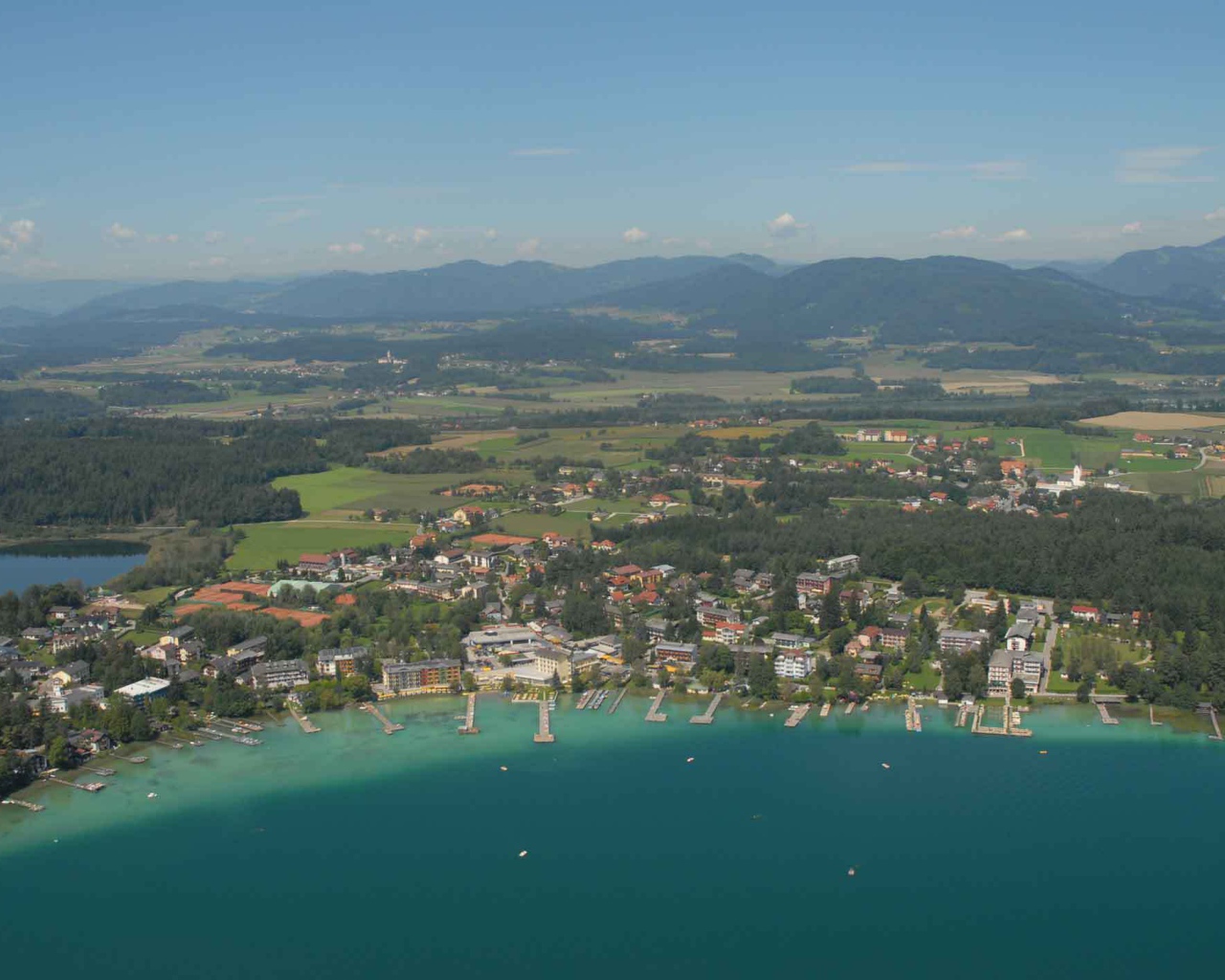 Панорама курорта на озере Клопайнер Зее, Австрия