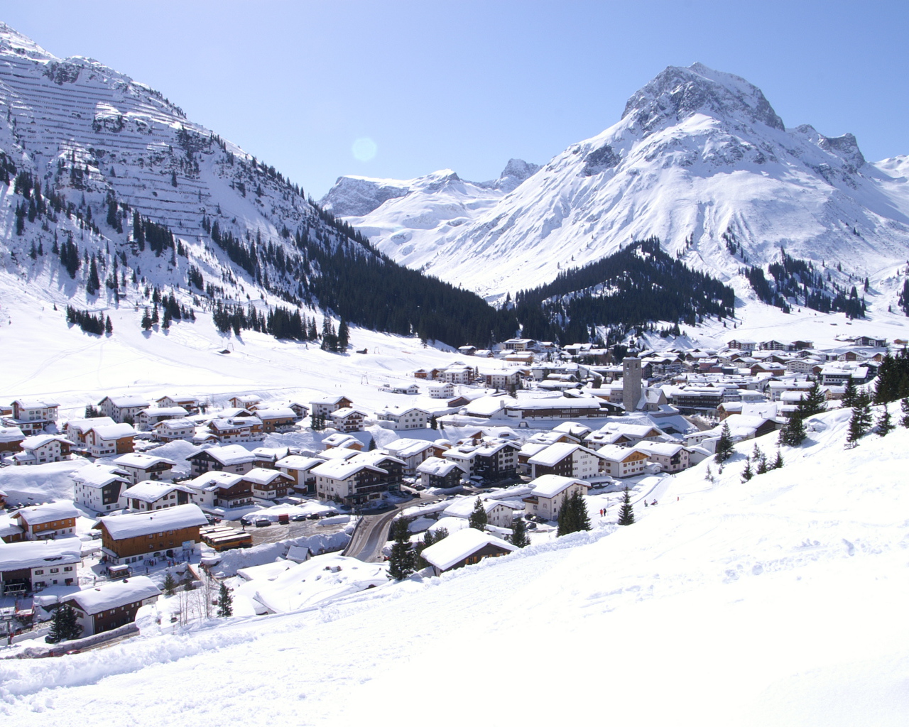 Панорама города на горнолыжном курорте Лех, Австрия