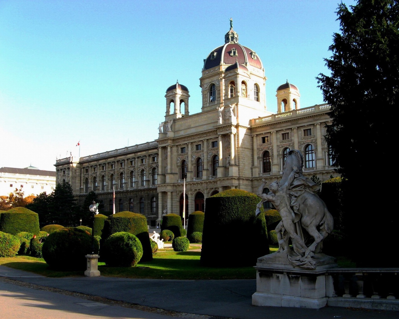 Парк перед дворцом в городе Вена, Австрия