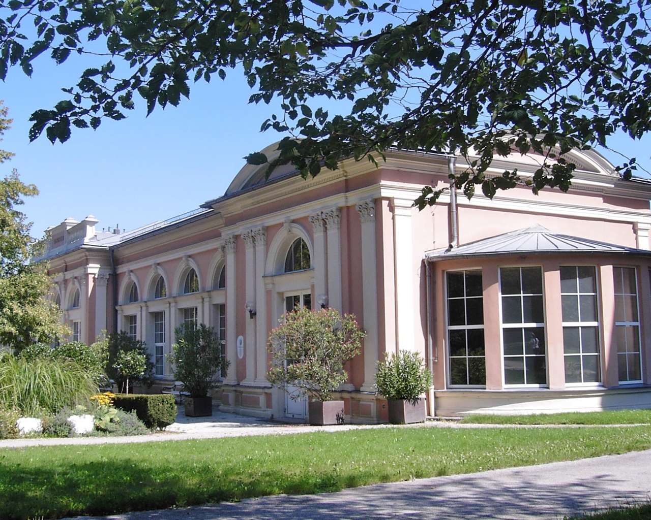 Розовое здание в парке на курорте Бад Халль, Австрия