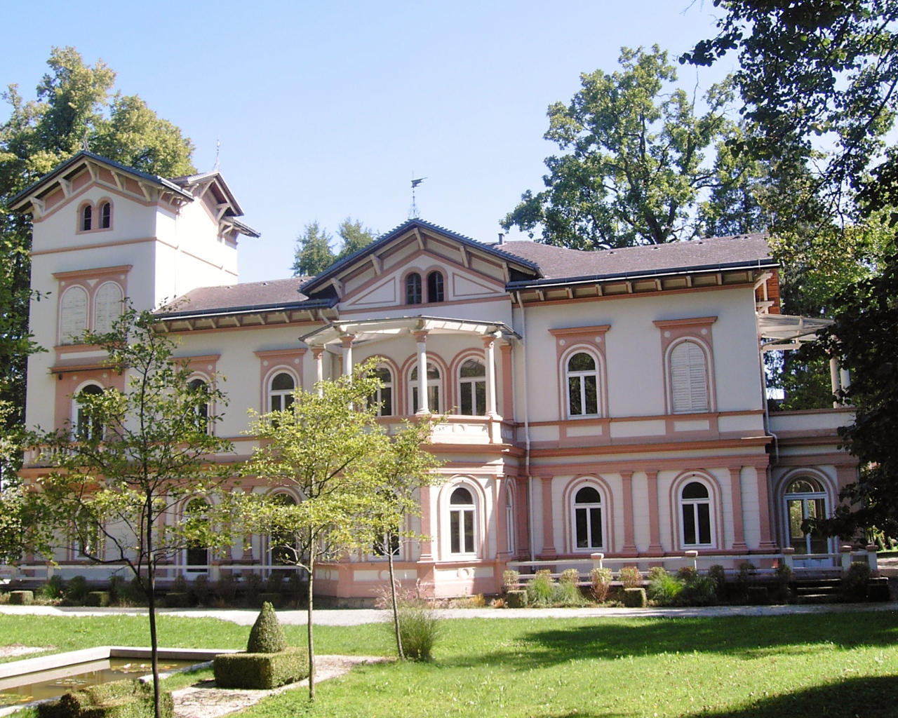 Розовое здание на курорте Бад Халль, Австрия