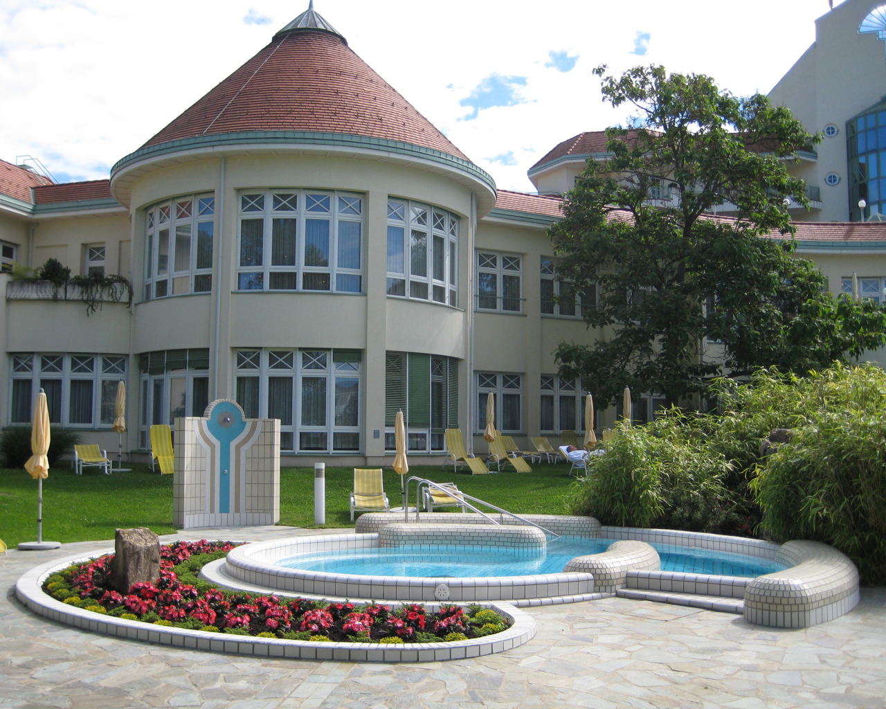 Бассейн перед отелем на курорте Бад Татцмансдорф, Австрия