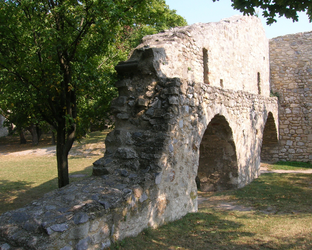 Остатки крепостной стены в городе Гайнберг, Австрия