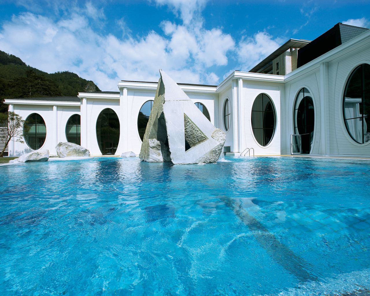 Скульптура в бассейне на курорте Бад Лойперсдорф, Австрия