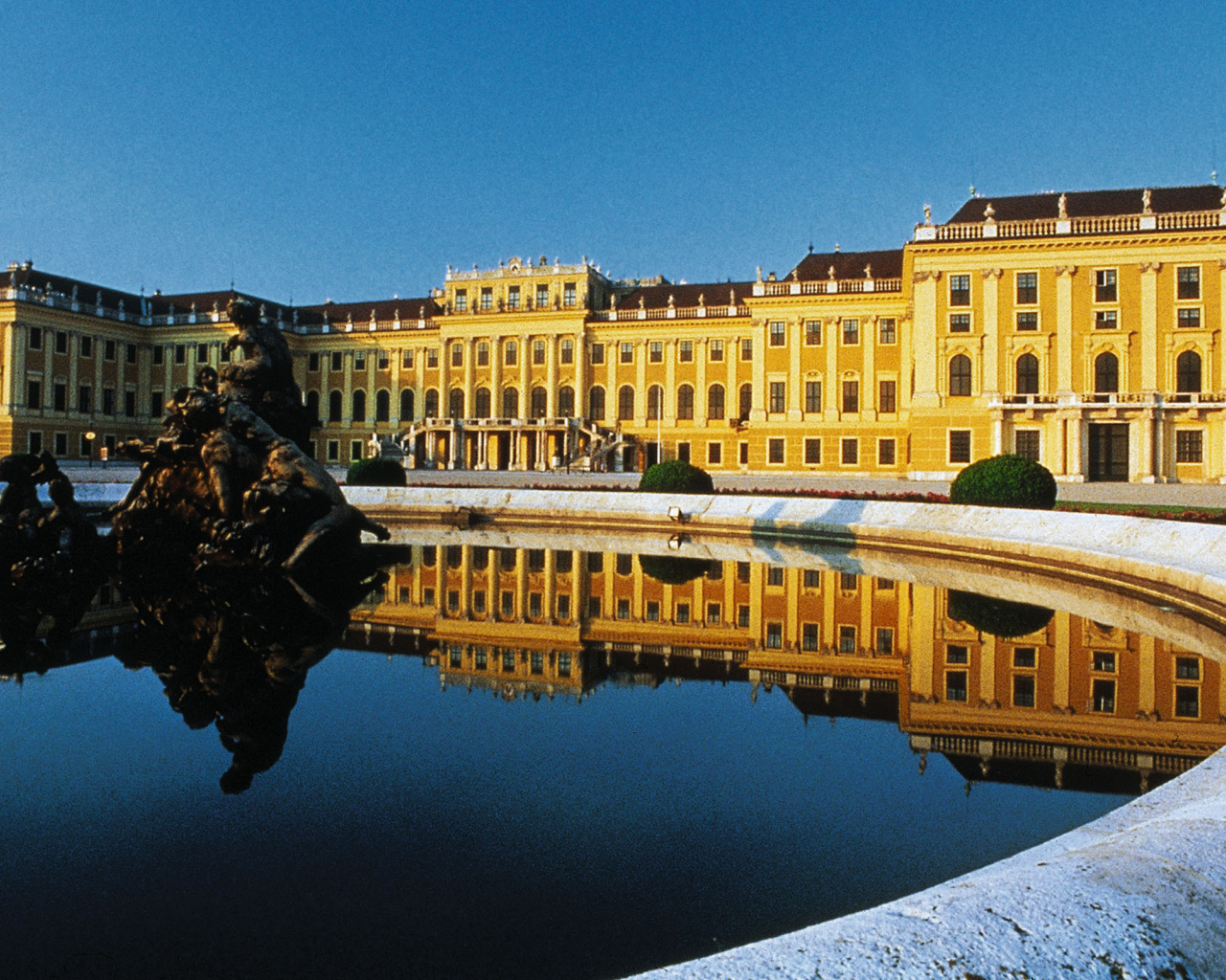 Скульптура среди воды в городе Вена, Австрия