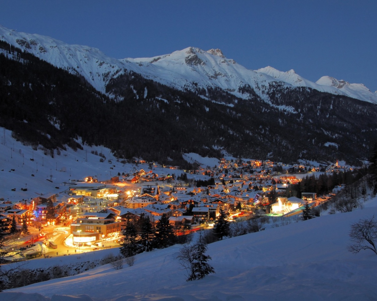 Сияющий город на горнолыжном курорте Сант Антон, Австрия