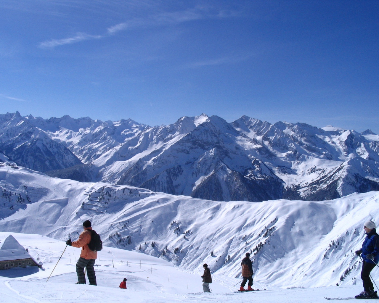 Лыжники на трассе на горнолыжном курорте Майрхофен, Австрия