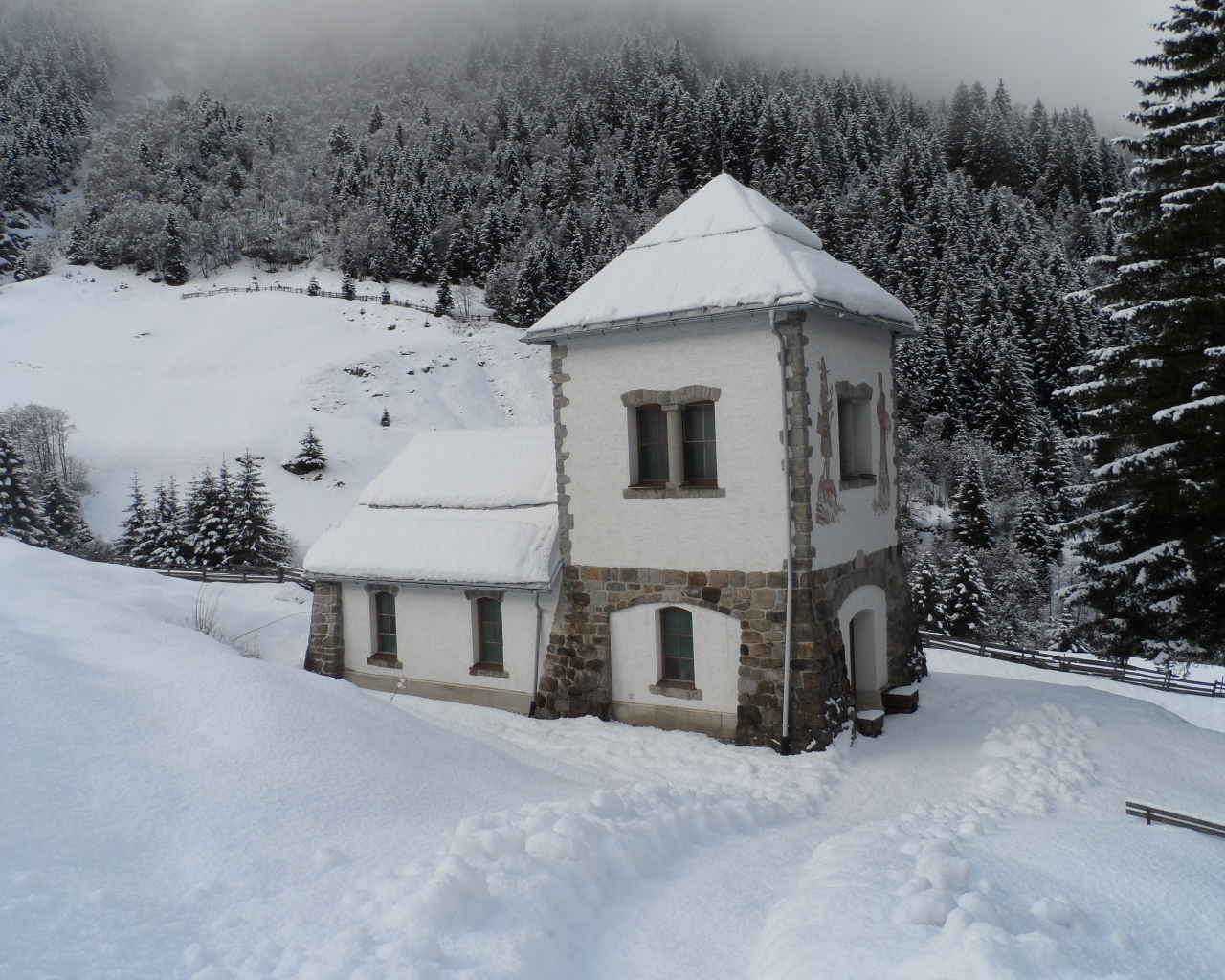 Заснеженный домик в городе Нойштифт, Австрия