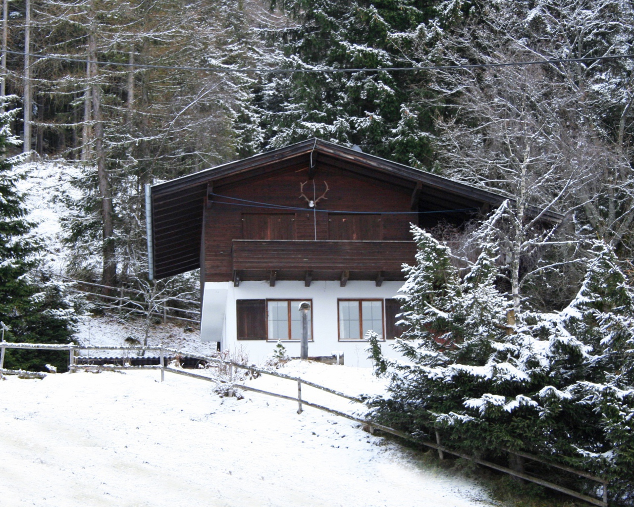 Заснеженный дом на курорте Тельфс-Бюхен, Австрия