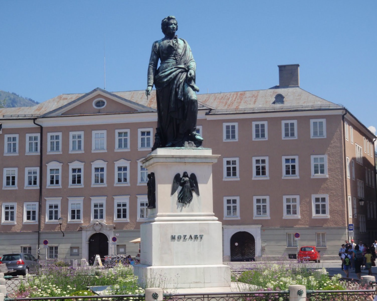 Статуя Моцарта в городе  Зальцбург, Австрия