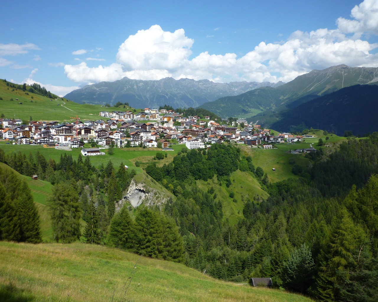 Летняя панорама на горнолыжном курорте Серфаус, Австрия