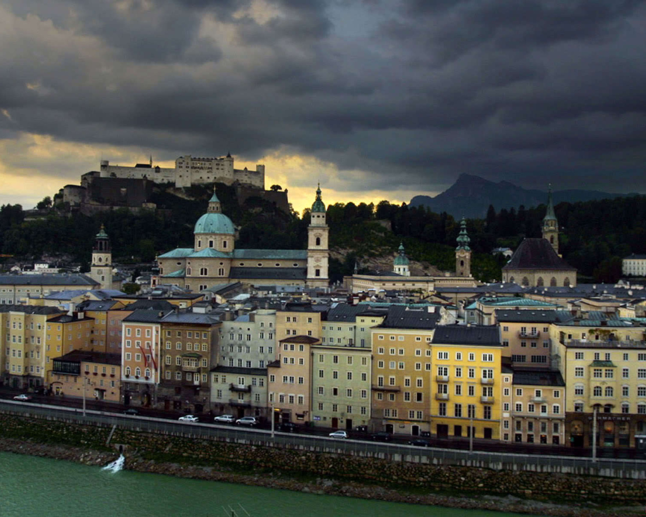 Закат в городе  Зальцбург, Австрия
