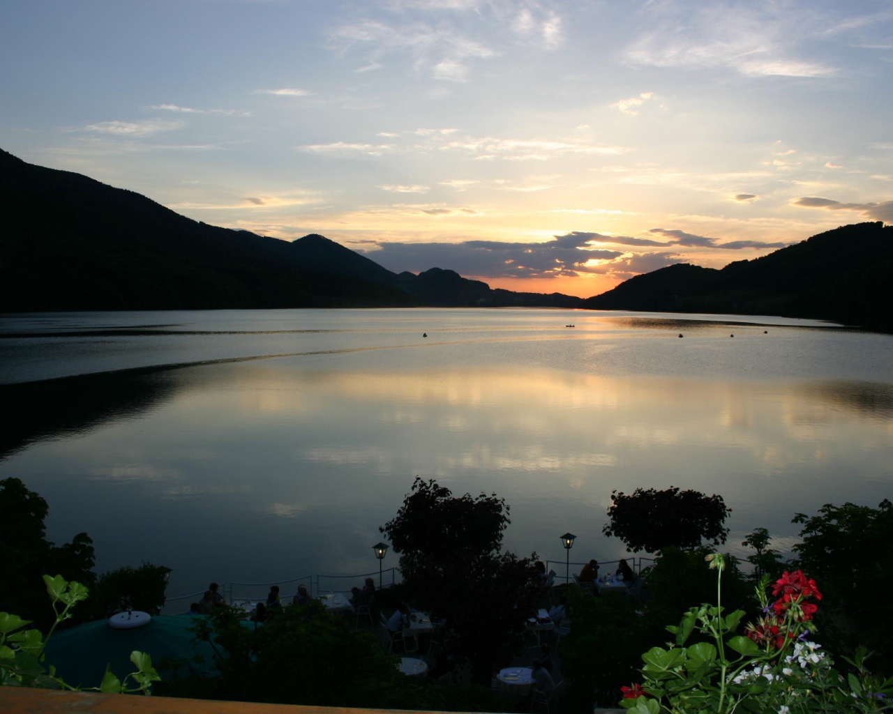 Закат над озером на курорте Бад Татцмансдорф, Австрия