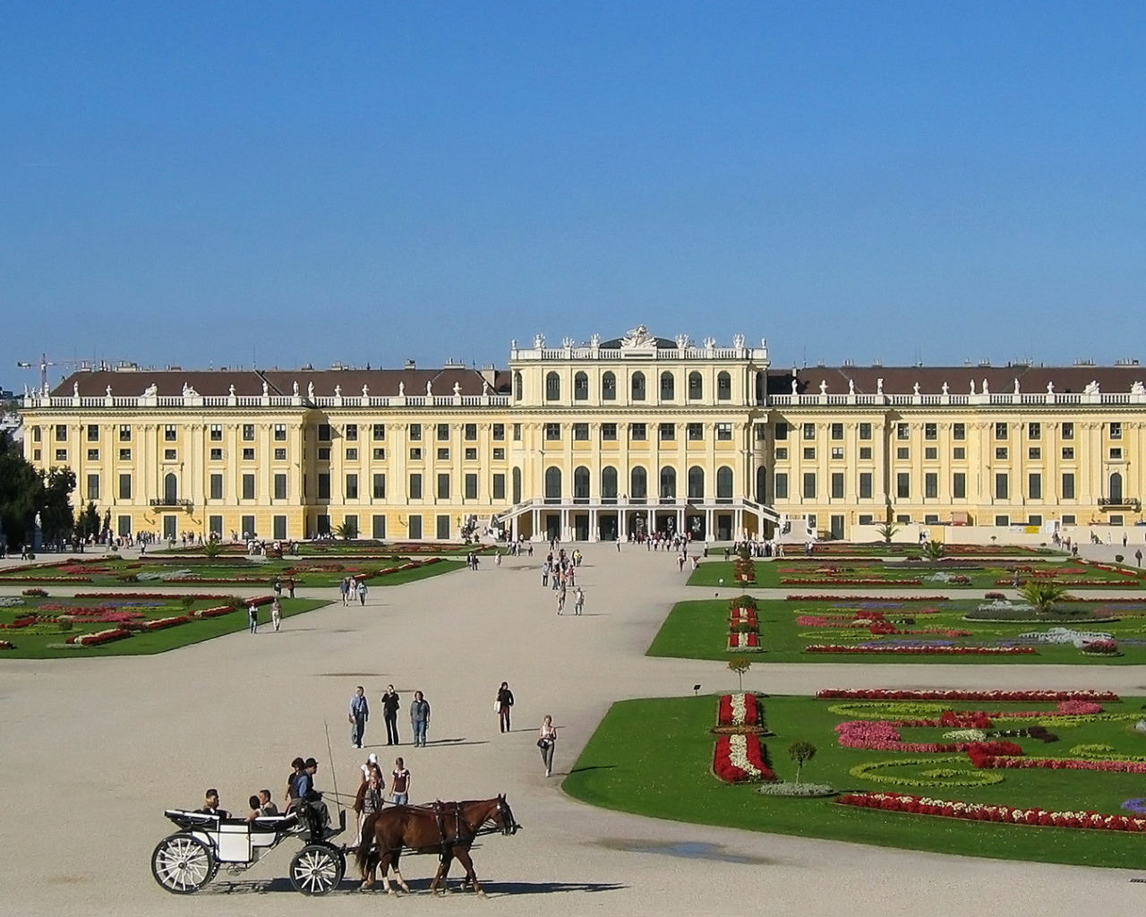 Площадь перед дворцом в городе Вена, Австрия
