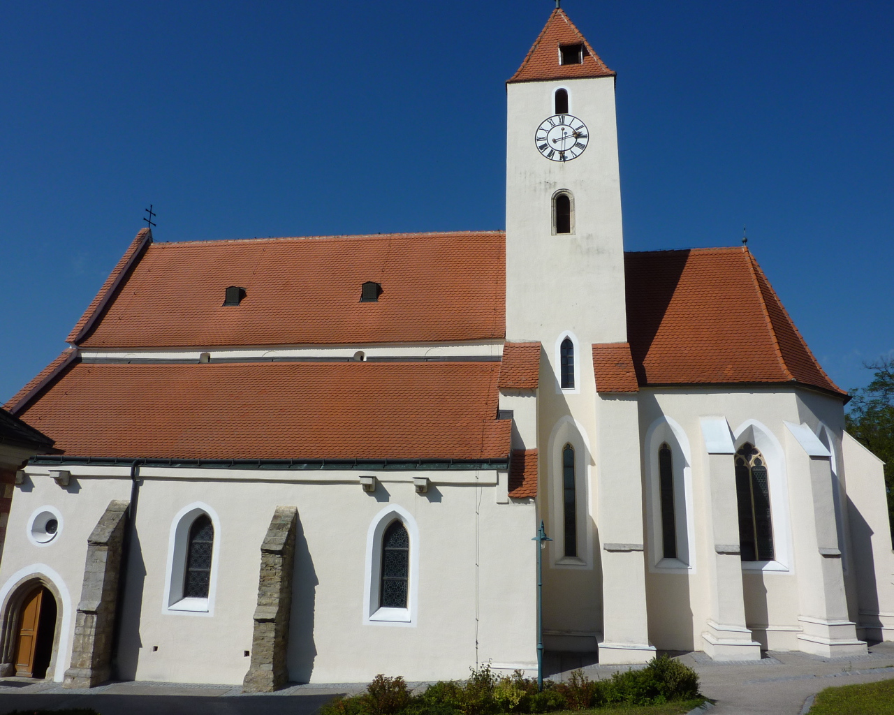 Здание с часами в городе Лэнгенфельд, Австрия