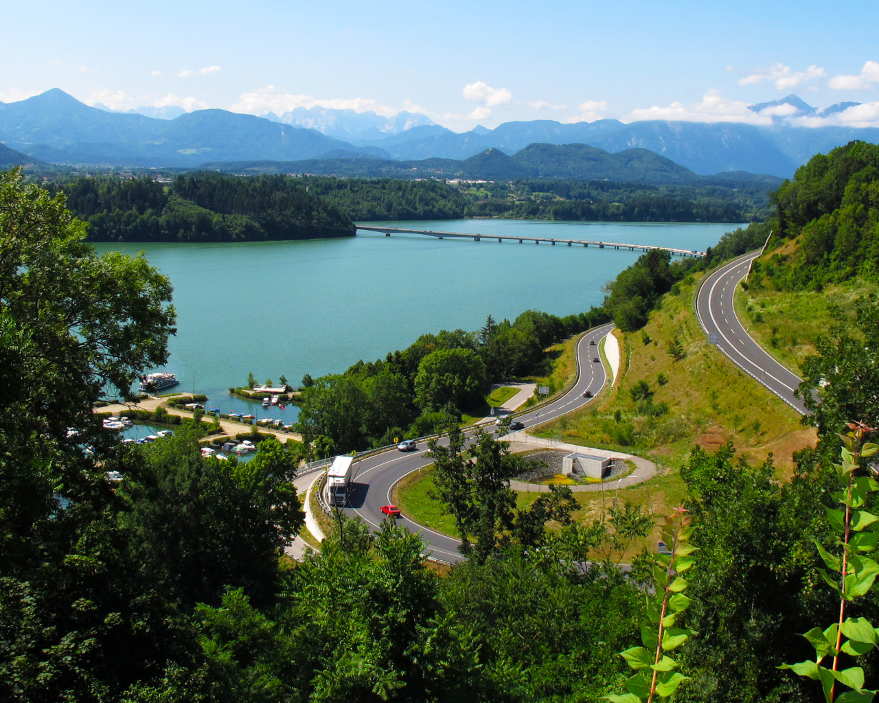 Дорога у побережья озера Клопайнер Зее, Австрия
