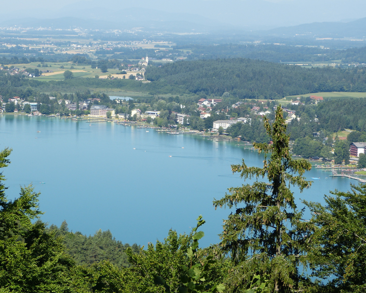 Вид с горы на озеро Клопайнер Зее, Австрия