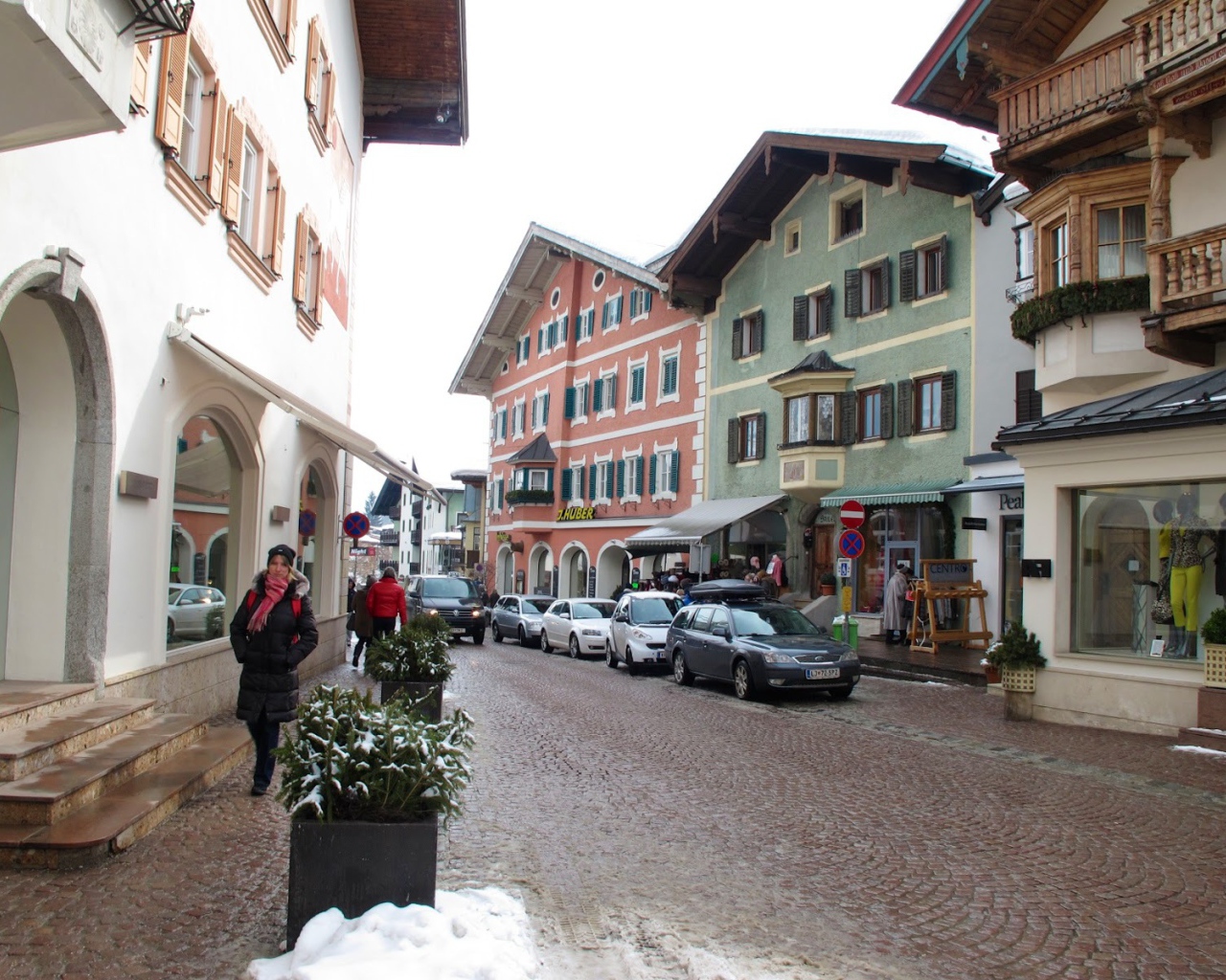 Прогулка по улице на курорте Китцбюэль, Австрия