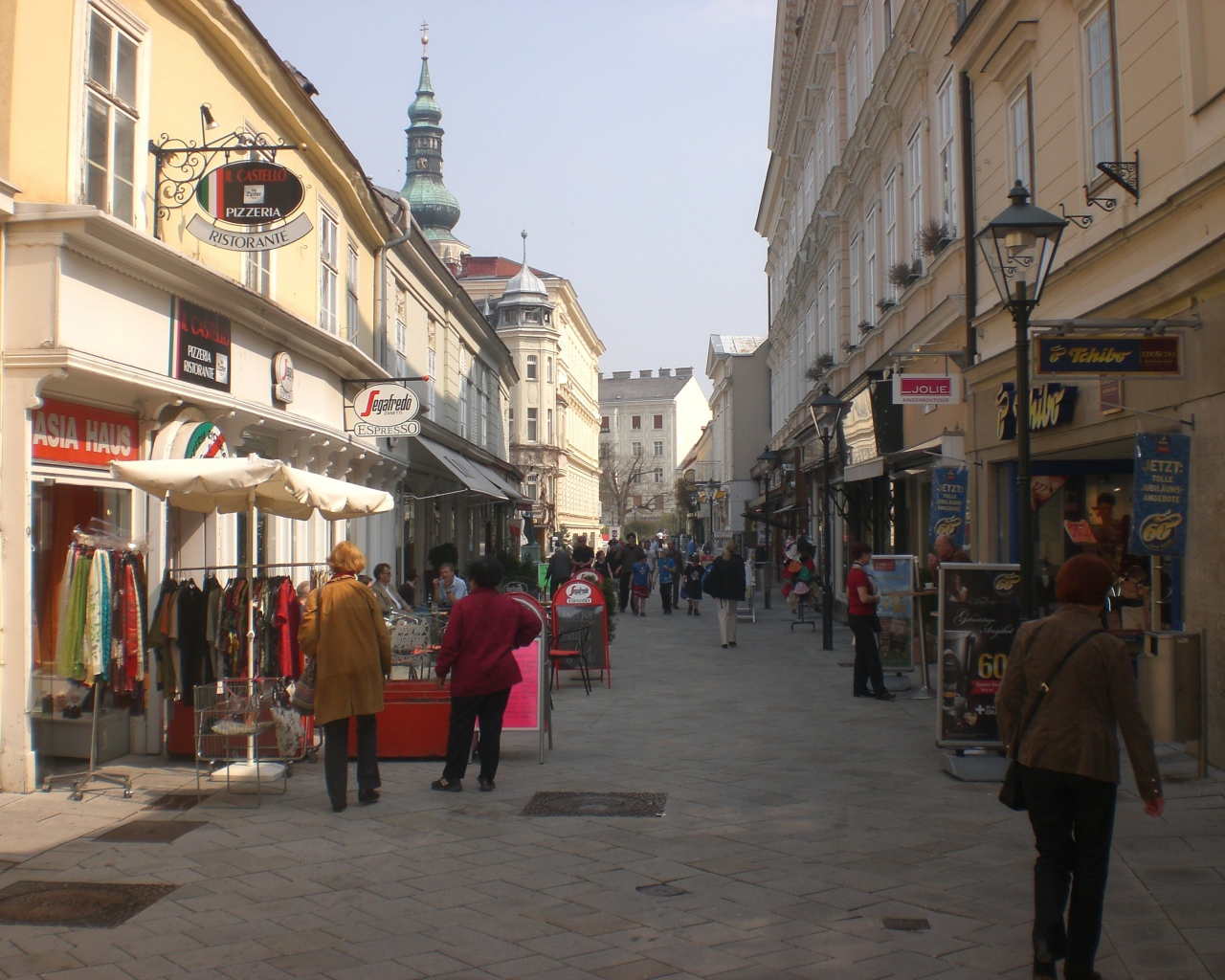 Прогулка по улице на курорте Баден, Австрия